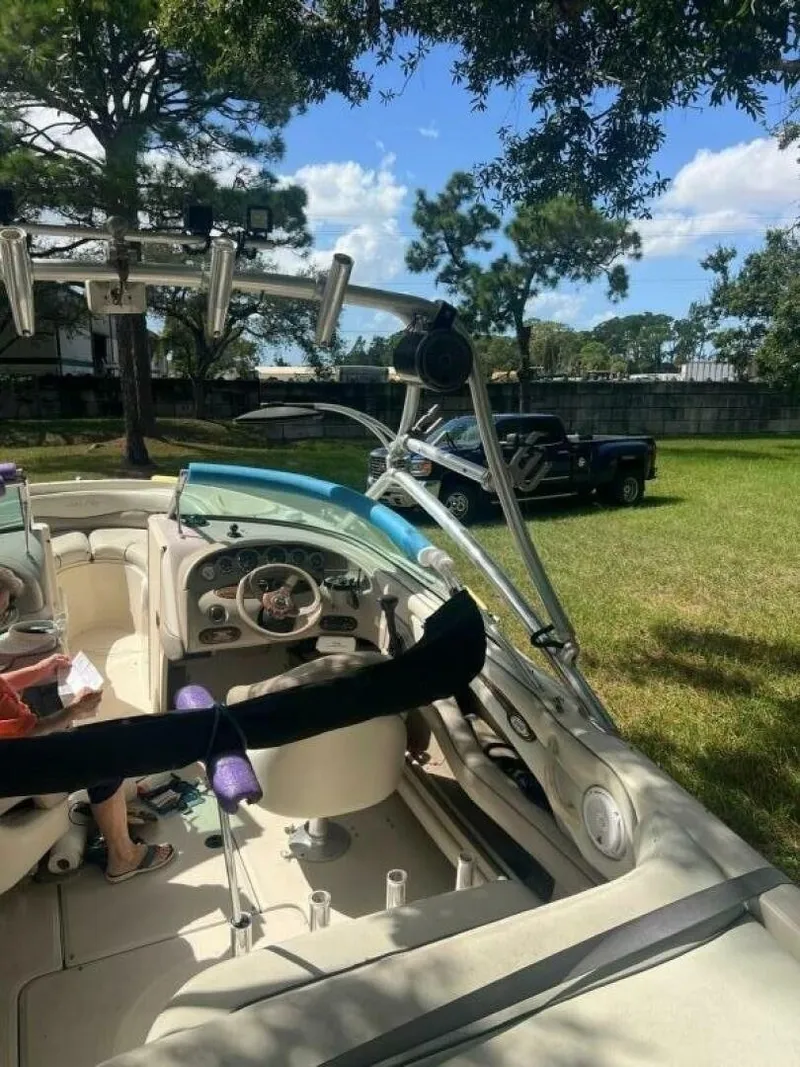 Slide: The Image of Sea Ray 220 Bow Rider 2003 - 7516824