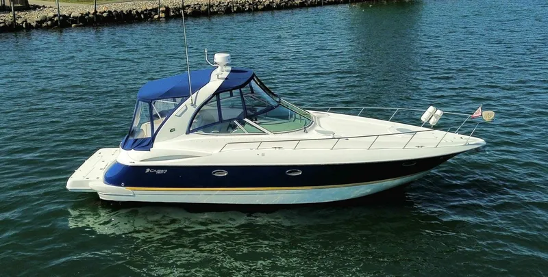 The Image of Cruisers 370 Express 2004 - 5705642