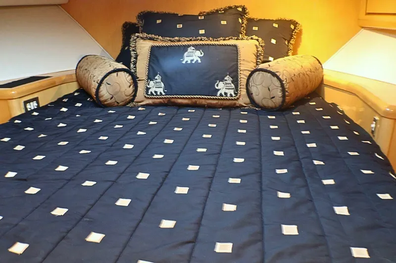 Slide: The Image of 2001 Donzi 73' Sport Fish  VIP Stateroom (3) - 5708895