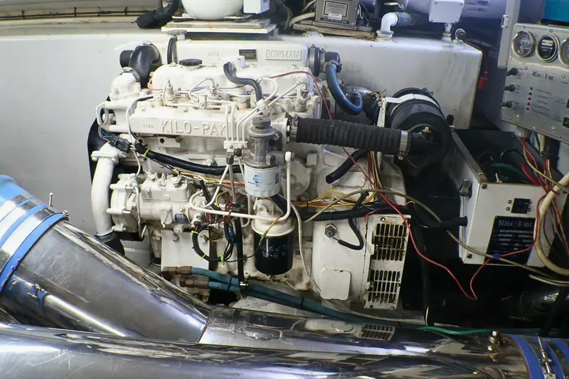 Slide: The Image of 2001 Donzi 73' Sport Fish  Engine Room (4) - 5708889