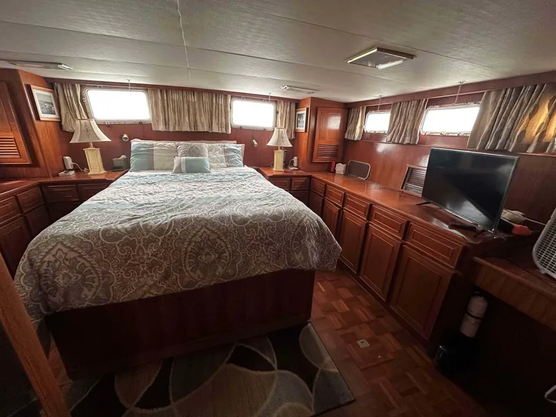 Slide: The Image of 1028 Padraigin Master Cabin - 5786133