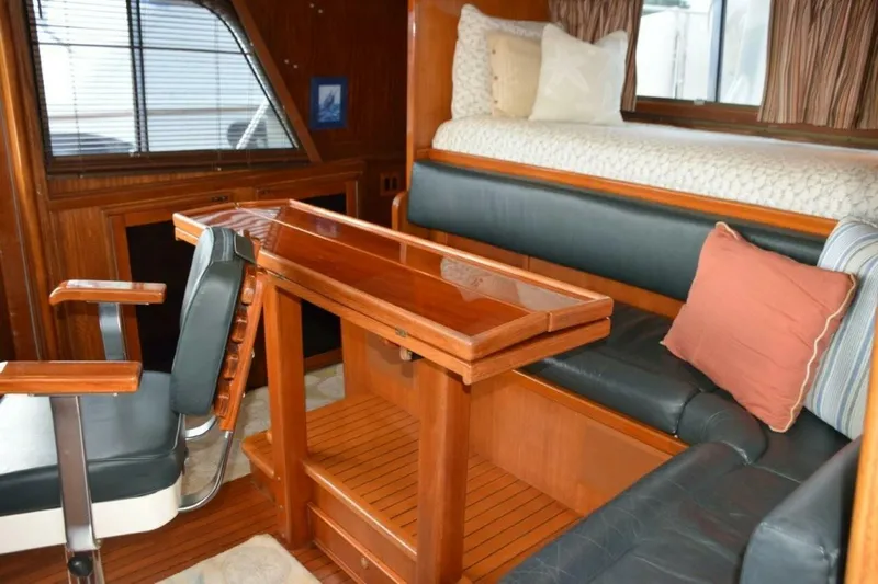 Slide: The Image of Leather settee is raised offering good visibility - 5711499