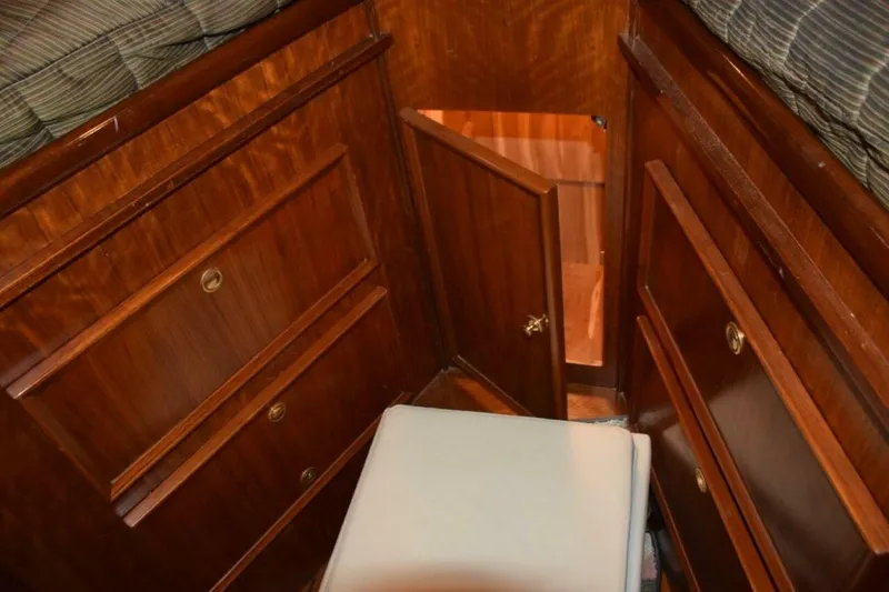 Slide: The Image of Drawer and cabinet storage below the berth - 5711516