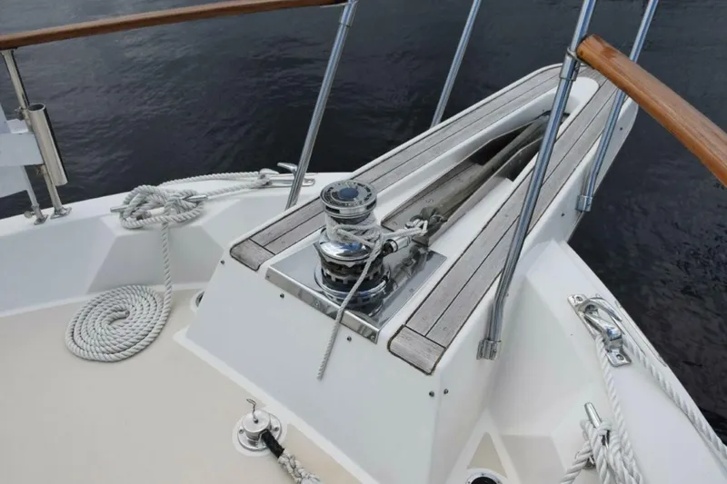 Slide: The Image of Hatteras Pulpit and rebuilt Galley Maid hydraulic windlass. Mounted plow anchor - 5711525