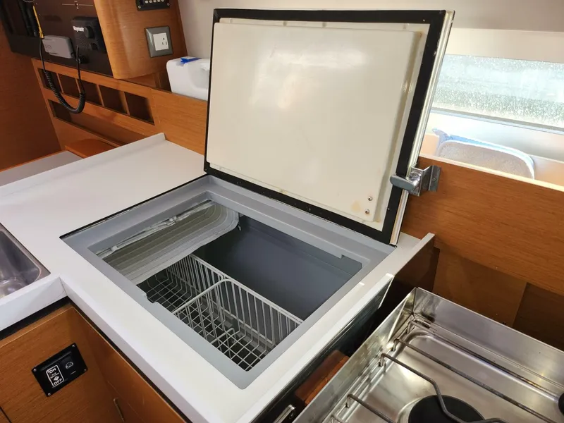 Slide: The Image of Ice Box 2020 Sun Odyssey 410 -
Sul Vento - 5821109