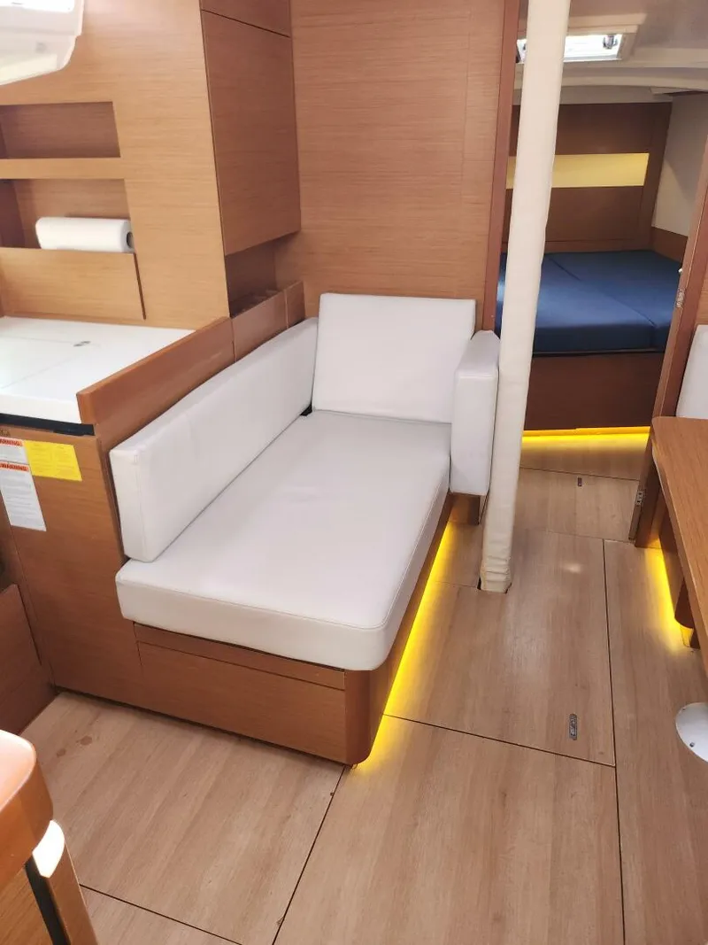 Slide: The Image of Settee 2020 Sun Odyssey 410 -
Sul Vento - 5821100