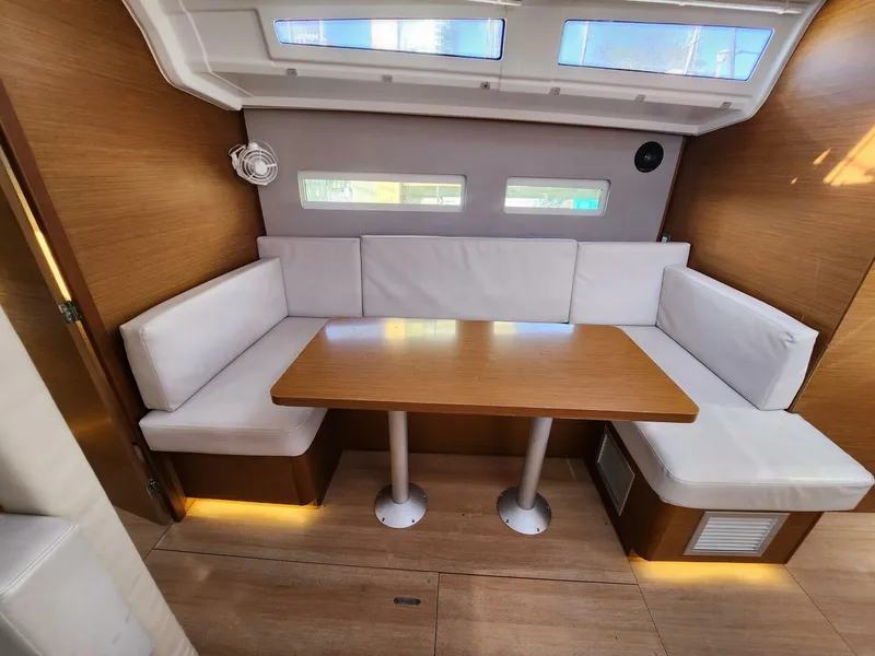 Slide: The Image of Dinette 2020 Sun Odyssey 410 -
Sul Vento - 5821101