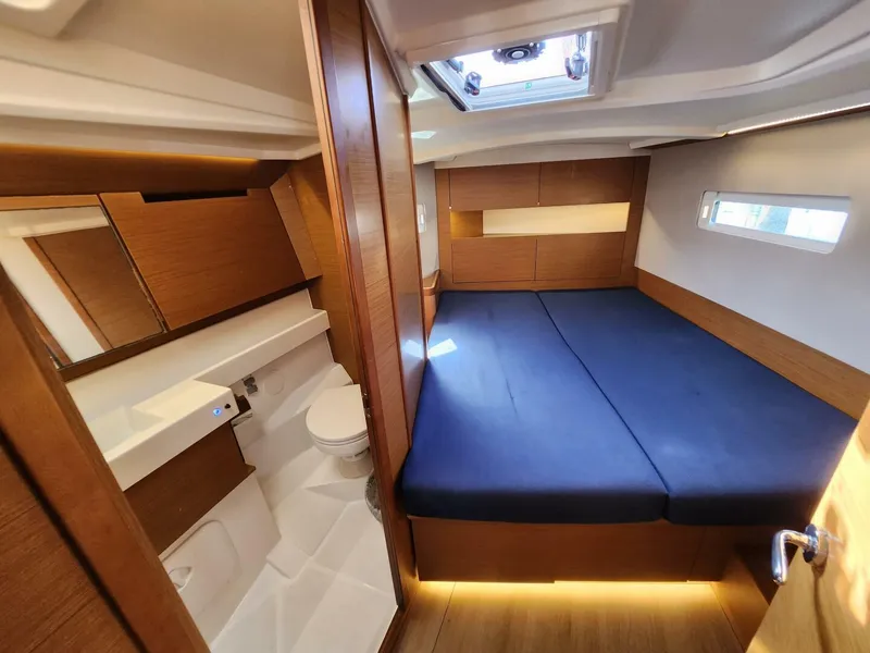Slide: The Image of Fwd Cabin and head 2020 Sun Odyssey 410 -
Sul Vento - 5821034