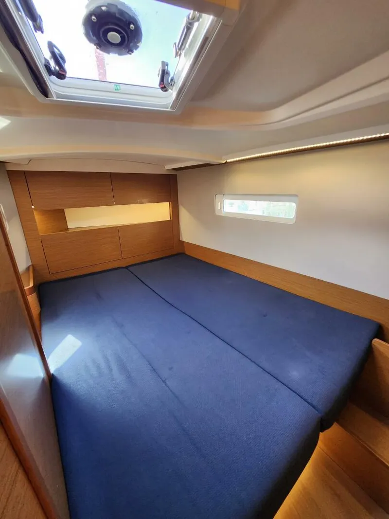 Slide: The Image of Fwd Cabin 2 2020 Sun Odyssey 410 -
Sul Vento - 5821039