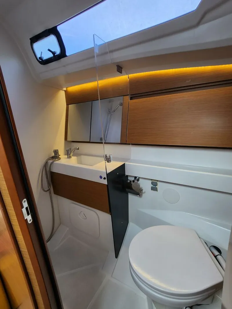 Slide: The Image of Aft Head 2020 Sun Odyssey 410 -
Sul Vento - 5821074