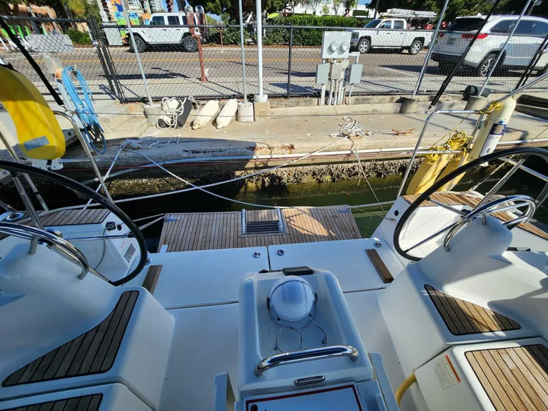 Slide: The Image of Cockpit Aft 2020 Sun Odyssey 410 -
Sul Vento - 5821044