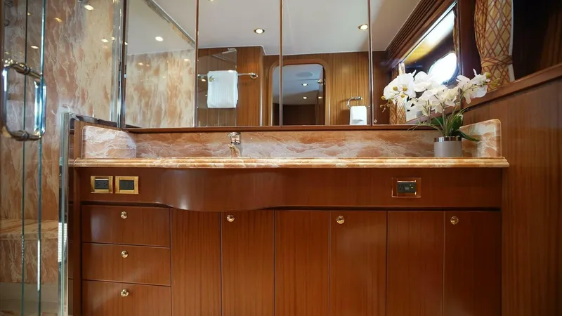 Slide: The Image of Guest Cabin Ensuite Bathroom - 5714858