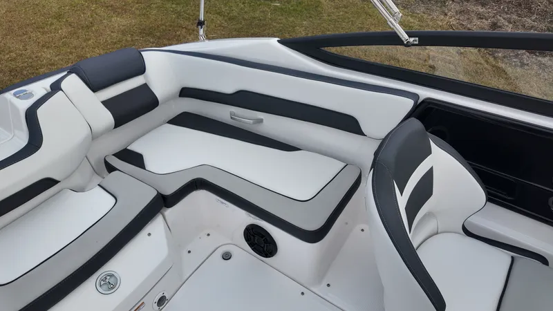 Slide: The Image of Yamaha SX195 2025 - 7