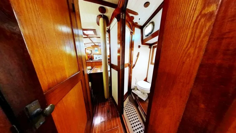 Slide: The Image of Shannon Aegean 1984 - 5719195