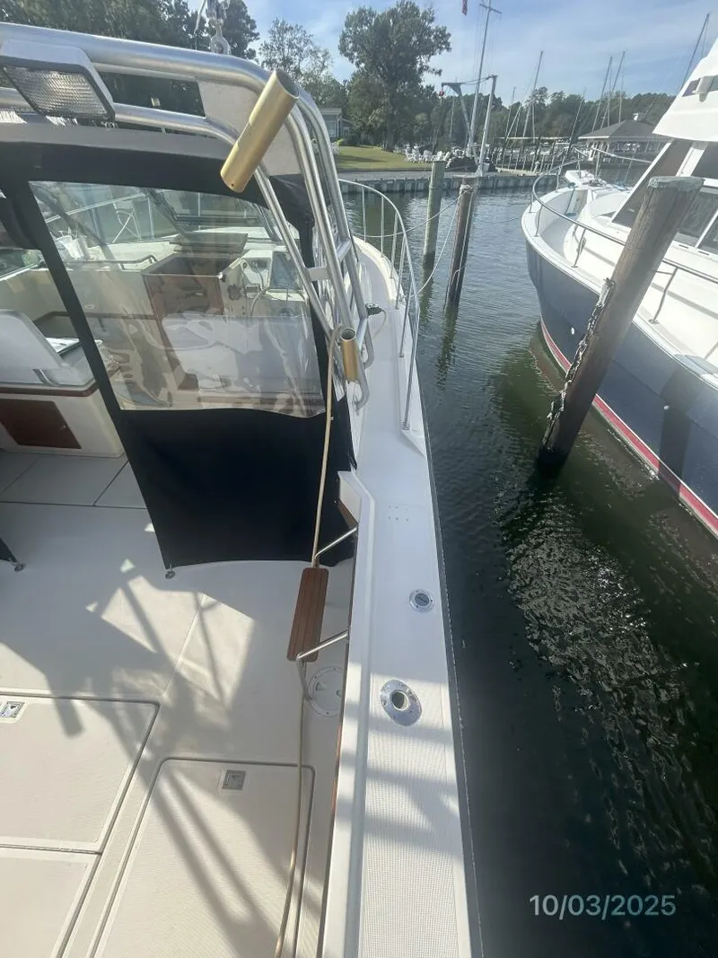 Slide: The Image of 31' Pursuit starboard side deck1 - 5719040