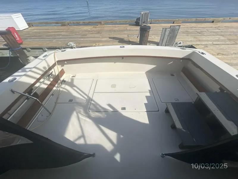 Slide: The Image of 31' Pursuit cockpit aft - 5719008