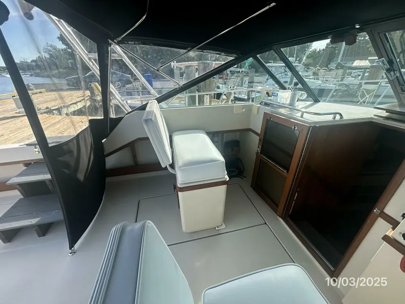Slide: The Image of 31' Pursuit upper deck port - 5719046