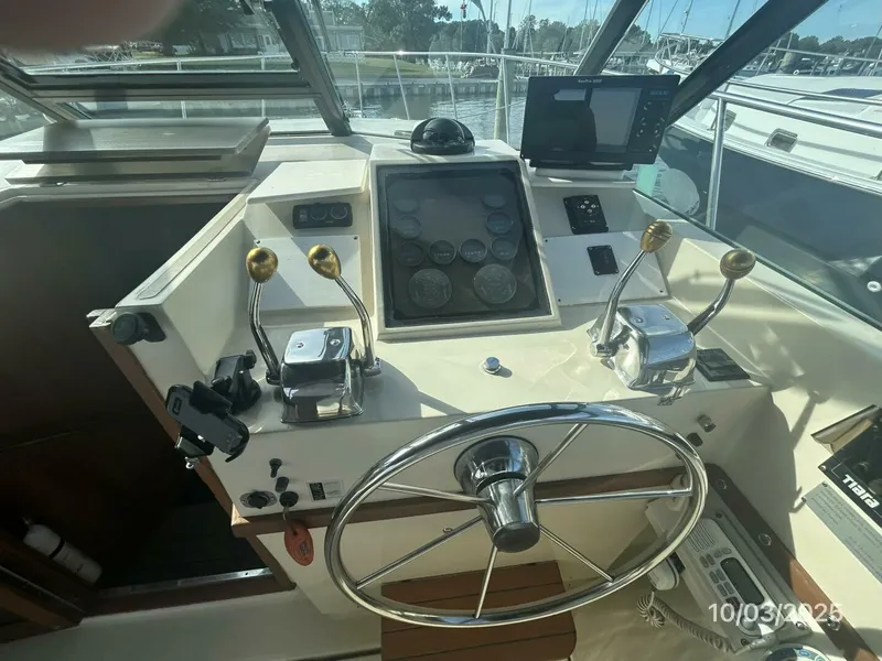 Slide: The Image of 31' Pursuit helm2 - 5719020