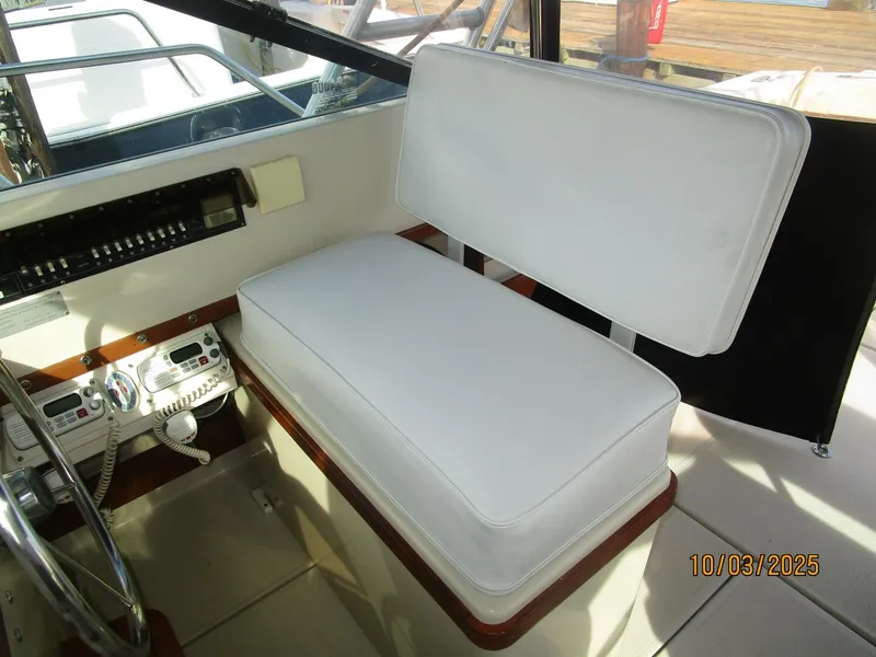 Slide: The Image of 31' Pursuit helm seat - 5719018