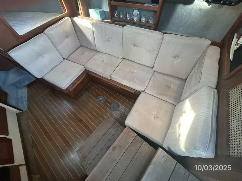 Slide: The Image of 31' Pursuit salon starboard seating1 - 5719033