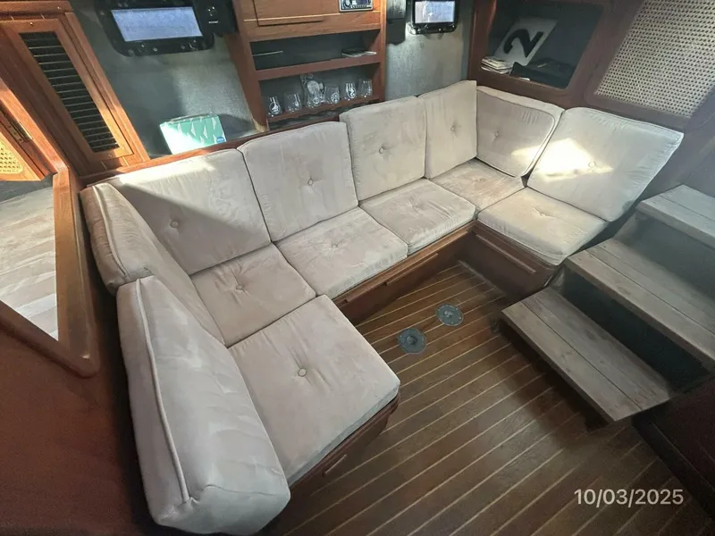 Slide: The Image of 31' Pursuit salon starboard seating2 - 5719034