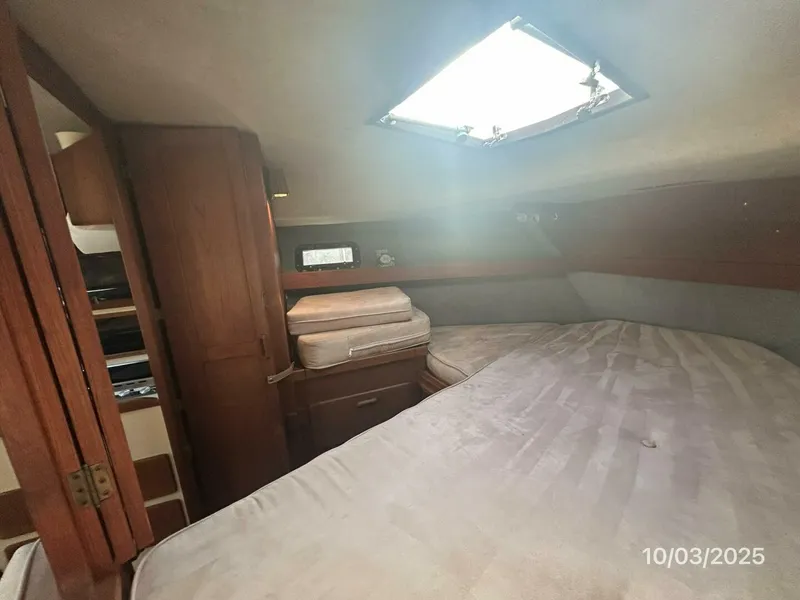 Slide: The Image of 31' Pursuit stateroom port - 5719036