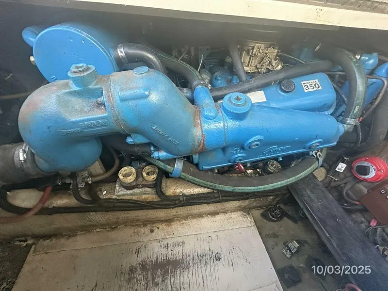 Slide: The Image of 31' Pursuit port main engine - 5719025