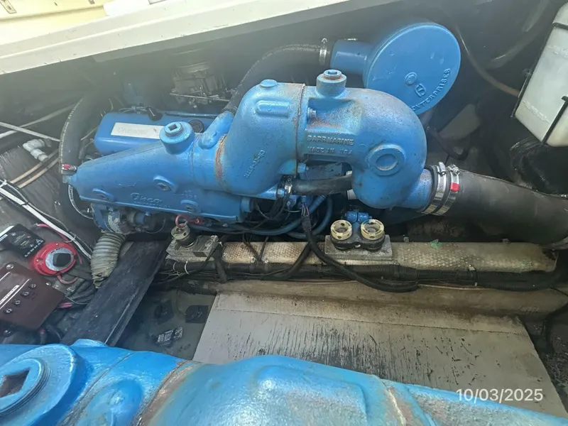 Slide: The Image of 31' Pursuit starboard main engine - 5719039