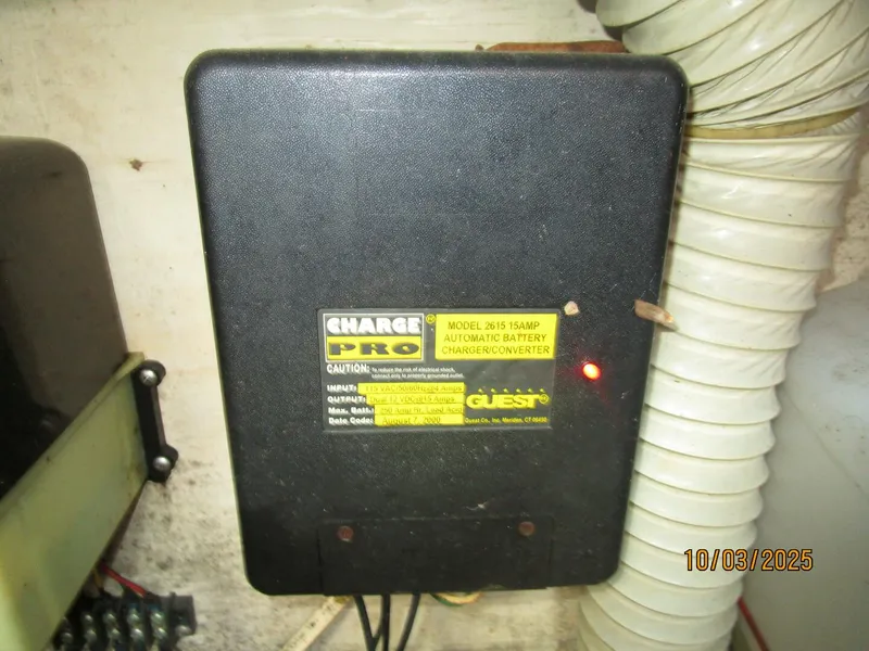 Slide: The Image of 31' pursuit battery charger - 5719005