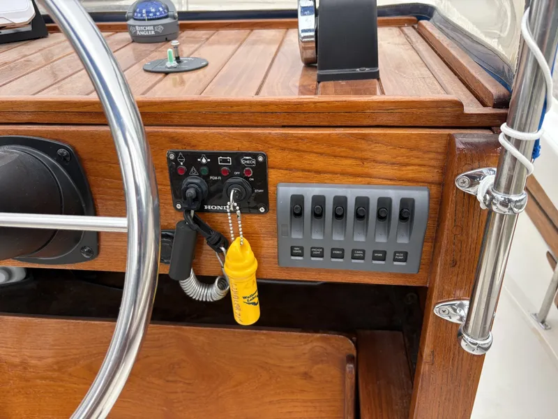 Slide: The Image of Boston Whaler 21 Outrage Rib Side 1972 - 7218218
