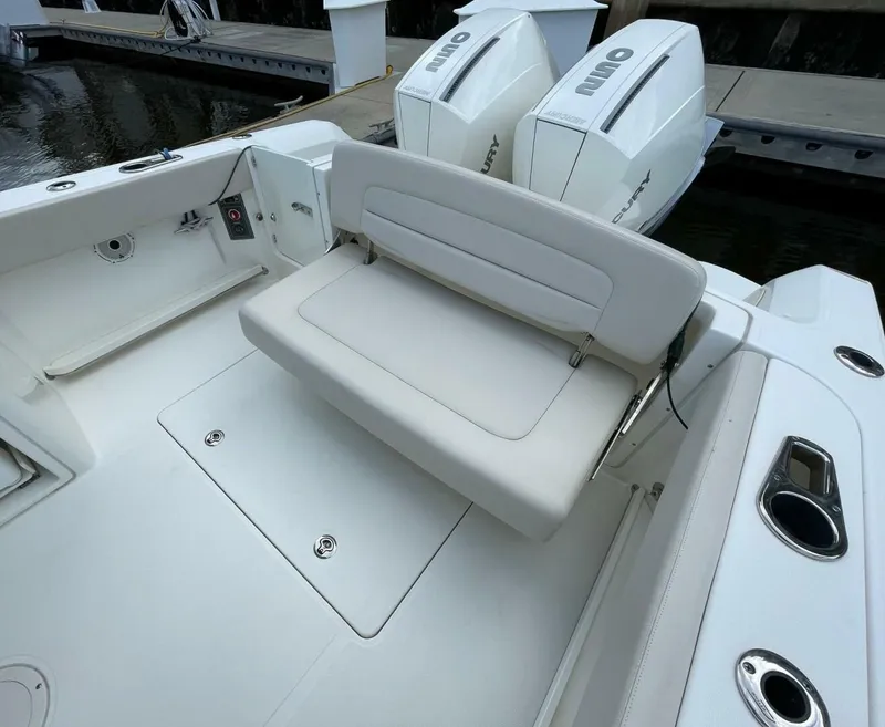 Slide: The Image of Boston Whaler 27 DC- Cockpit 2019 Boston Whaler 270 Vantage DC - 5718258