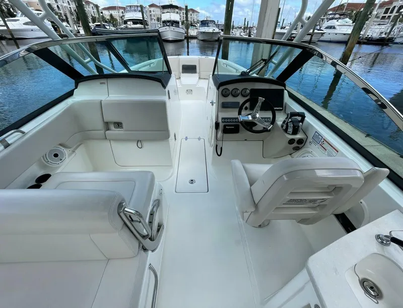 Slide: The Image of Boston Whaler 27 DC- Helm 2019 Boston Whaler 270 Vantage DC - 5718259