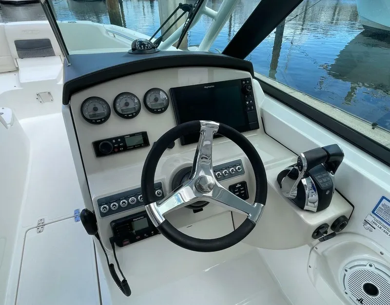 Slide: The Image of Boston Whaler 27 DC- Helm 2019 Boston Whaler 270 Vantage DC - 5718260