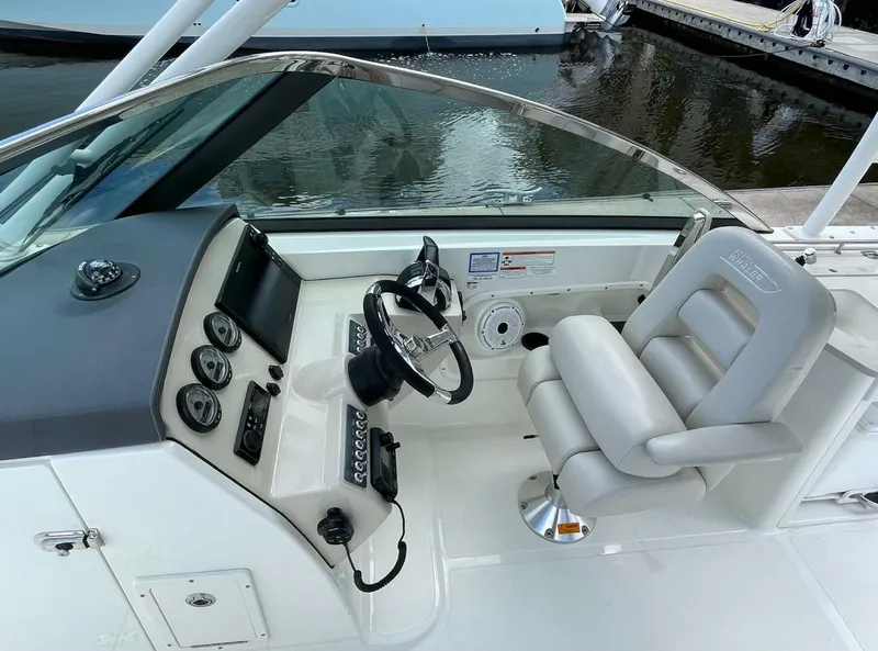 Slide: The Image of Boston Whaler 27 DC- Helm 2019 Boston Whaler 270 Vantage DC - 5718261