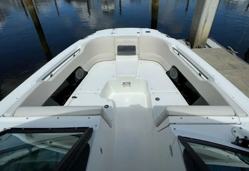 Slide: The Image of Boston Whaler 27 DC- Bow 2019 Boston Whaler 270 Vantage DC - 5718269