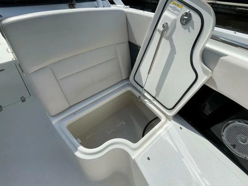 Slide: The Image of Boston Whaler 27 DC- Storage 2019 Boston Whaler 270 Vantage DC - 5718275