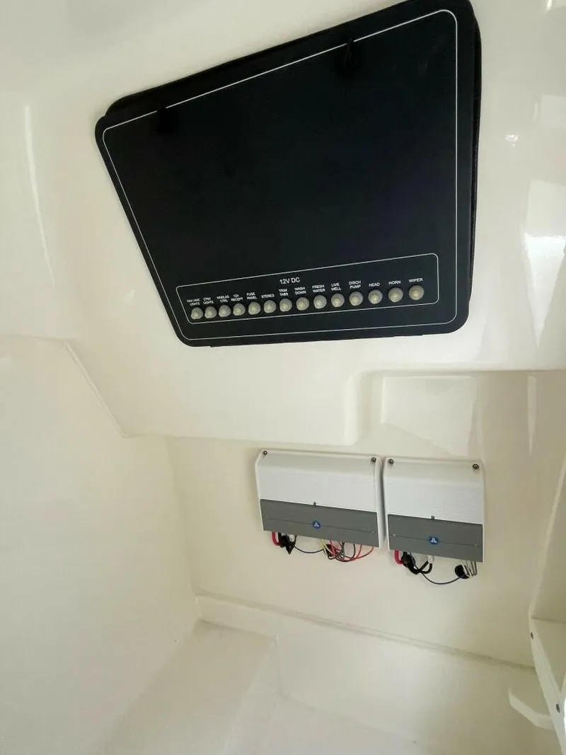 Slide: The Image of Boston Whaler 27 DC- Controls 2019 Boston Whaler 270 Vantage DC - 5718278