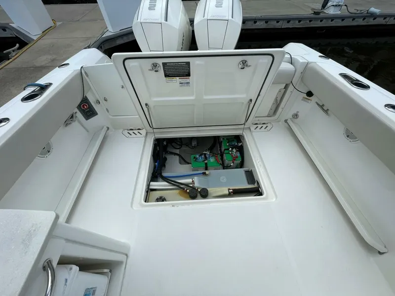Slide: The Image of Boston Whaler 27 DC- Storage 2019 Boston Whaler 270 Vantage DC - 5718244