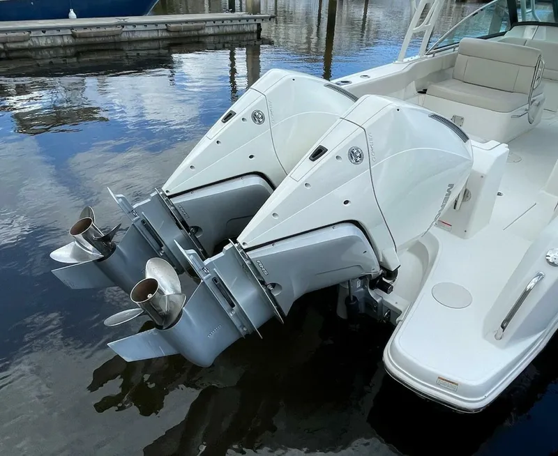 Slide: The Image of Boston Whaler 27 DC- Engines 2019 Boston Whaler 270 Vantage DC - 5718248