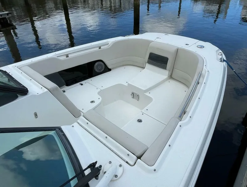 Slide: The Image of Boston Whaler 27 DC- Bow 2019 Boston Whaler 270 Vantage DC - 5718250