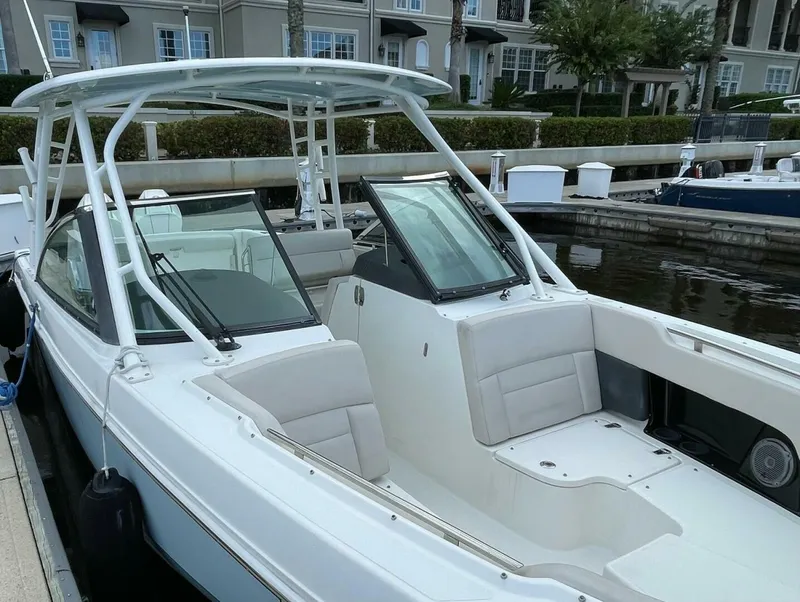 Slide: The Image of Boston Whaler 27 DC- Dual Console 2019 Boston Whaler 270 Vantage DC - 5718251