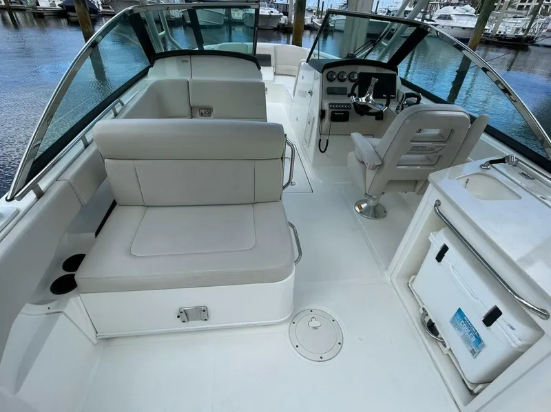Slide: The Image of Boston Whaler 27 DC- Cockpit/Helm 2019 Boston Whaler 270 Vantage DC - 5718253