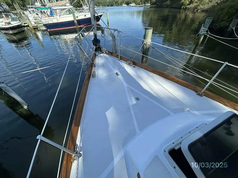 Slide: The Image of 35' Bristol foredeck3 - 5720713