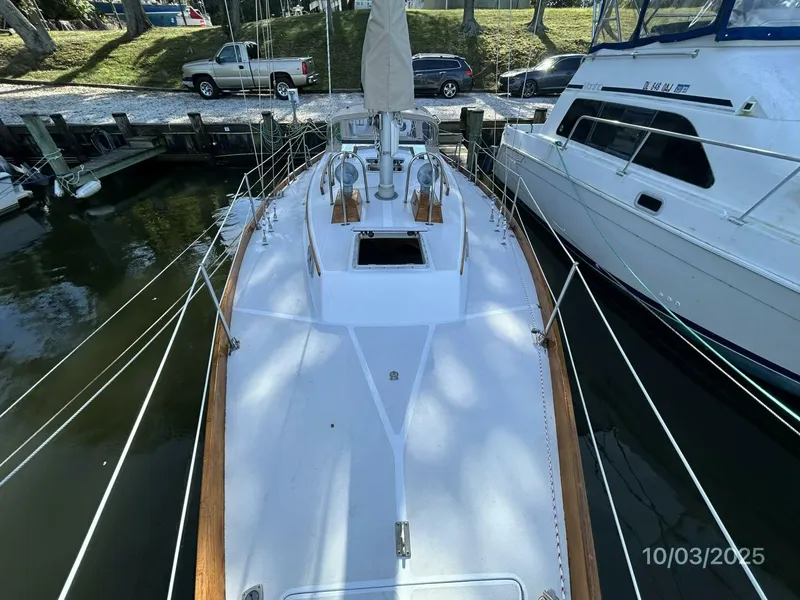 Slide: The Image of 35' Bristol foredeck aft - 5720712