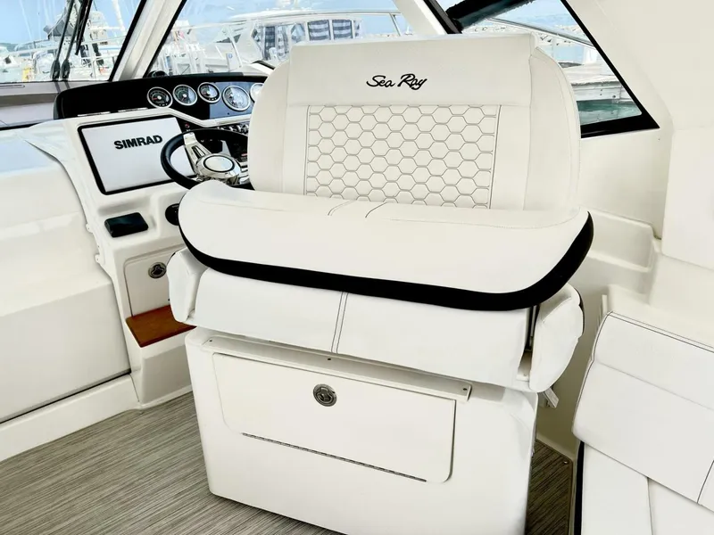 Slide: The Image of Sea Ray Sundancer 350 Coupe 2019 - 5788534
