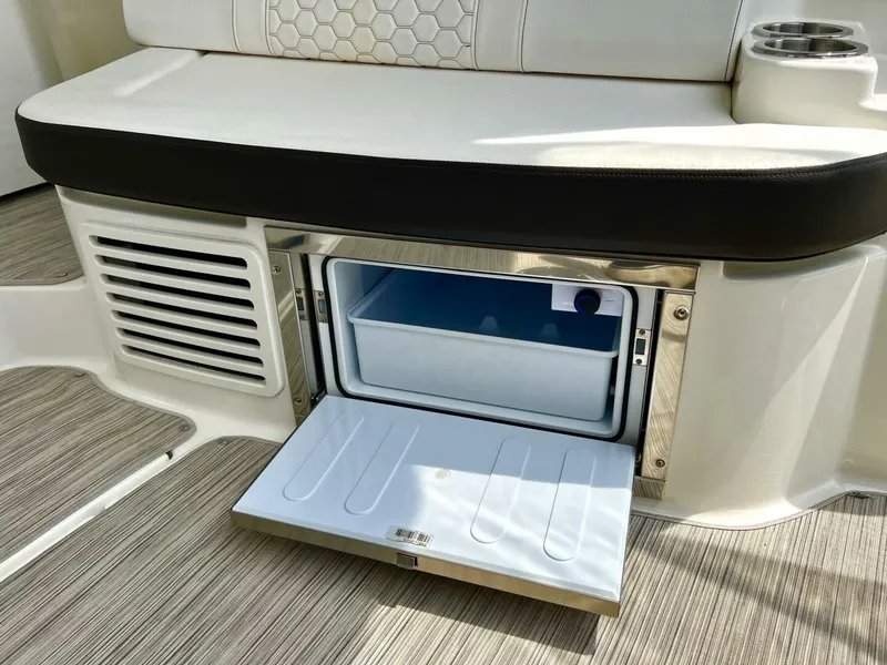 Slide: The Image of Sea Ray Sundancer 350 Coupe 2019 - 5788537