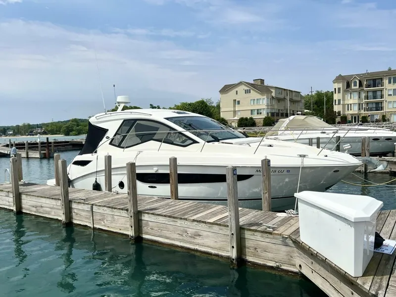 Slide: The Image of Sea Ray Sundancer 350 Coupe 2019 - 5788500