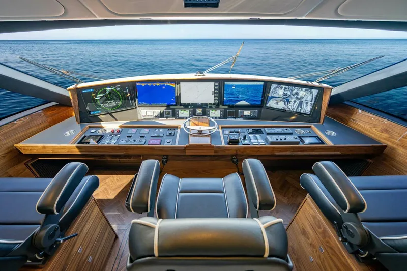 Slide: The Image of Viking 90 Enclosed Bridge 2027 - 5722077