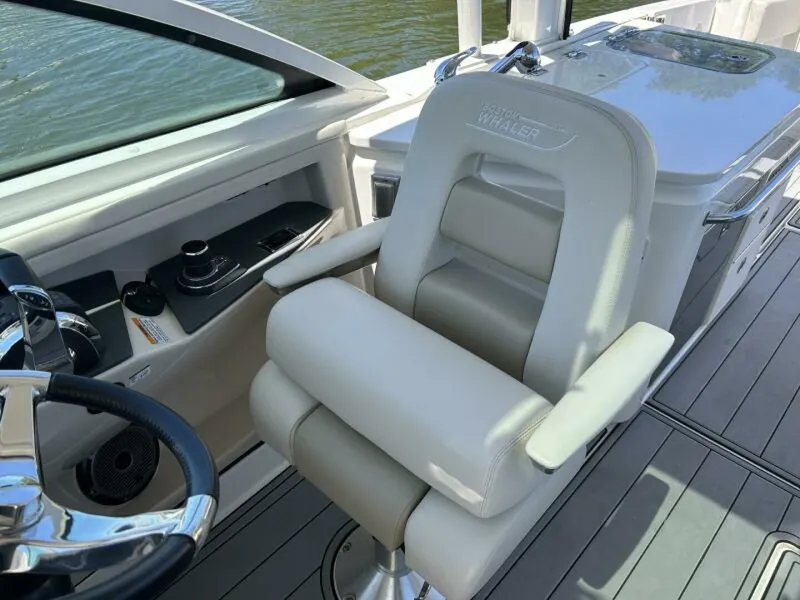 Slide: The Image of Boston Whaler 320 Vantage 2021 - 5724556