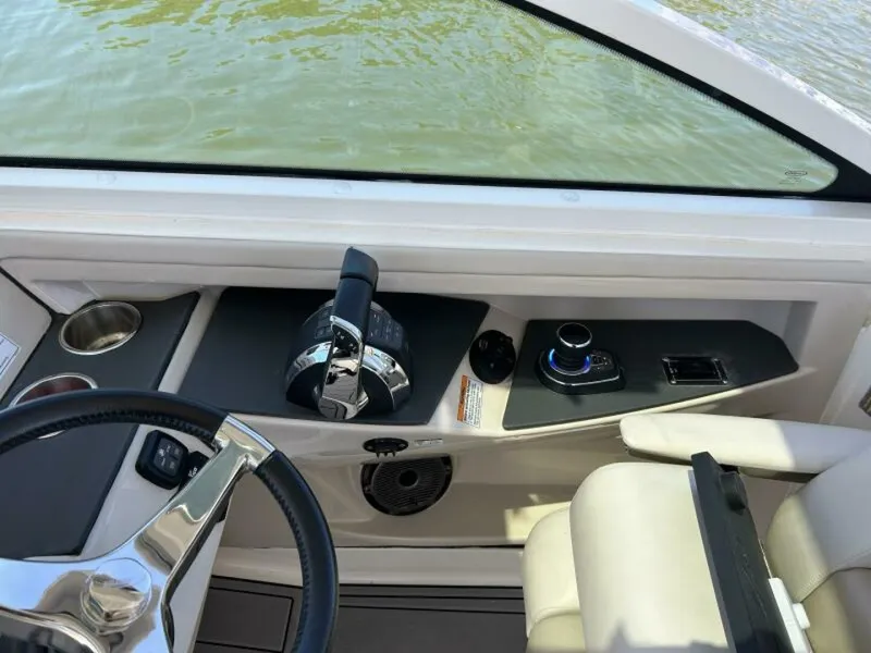 Slide: The Image of Boston Whaler 320 Vantage 2021 - 5724559